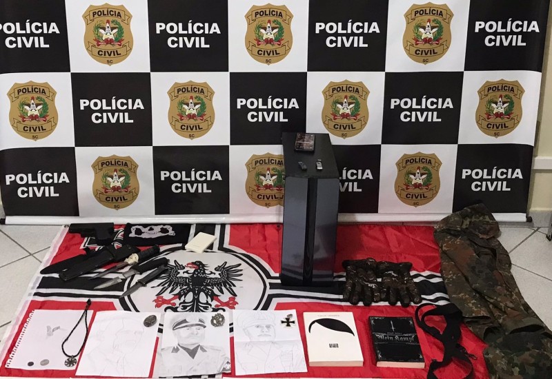 Objetos apreendidos na casa de um adolescente, em Porto União/SC (Foto: Polícia Civil)