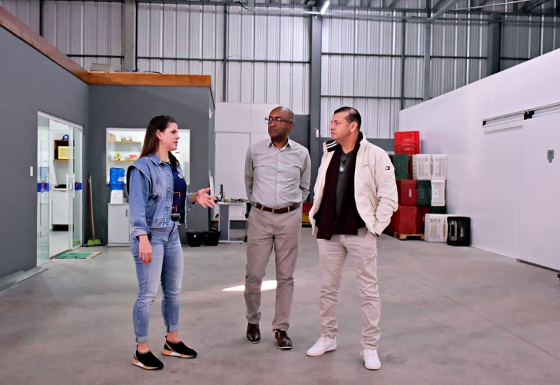 Presidente Vagner e secretário Flávio foram recebidos pela proprietária da empresa, Fabiane Lorenzini | Foto: Tiarajú Goldschmidt/Câmara de Vereadores