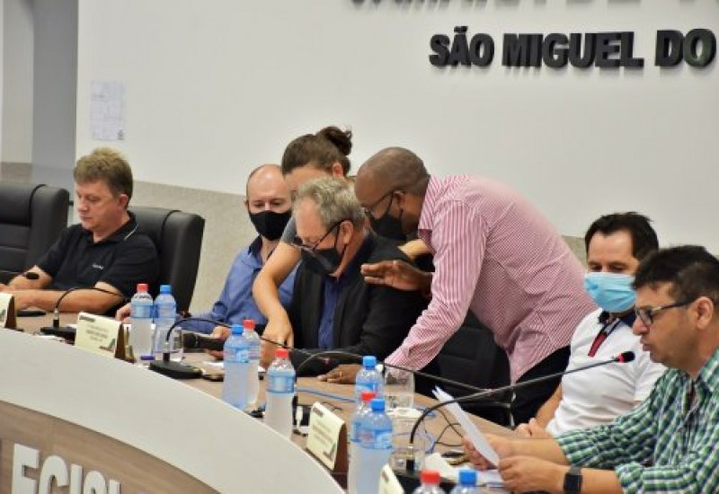 Após consultar assessoria jurídica da Câmara, presidente Vanirto Conrad cancelou a sessão desta segunda