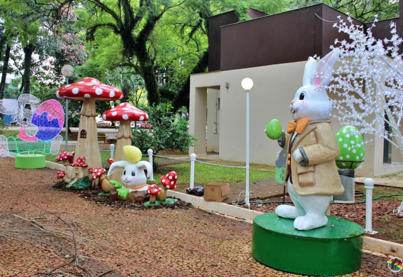 Praça central recebeu ornamentação especial para a Páscoa (Foto: Ascom/Prefeitura)