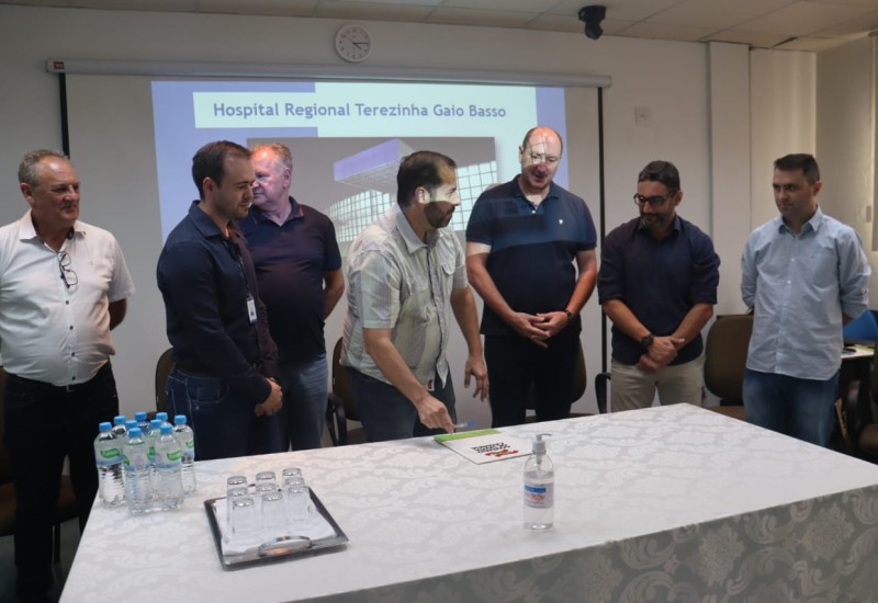 Assinatura do termo de aditivo, ocorrido em dezembro, no hospital | Divulgação/Assessoria Mauro De Nadal