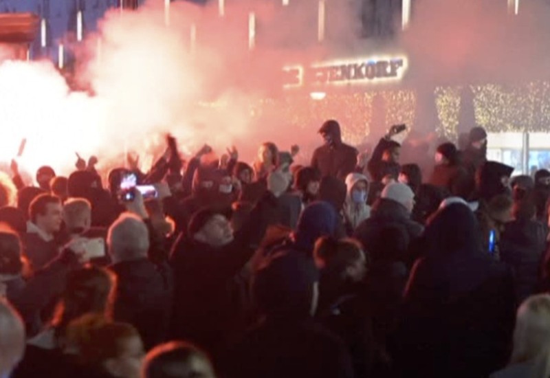 Manifestantes protestam contra novas medidas de restrição em Rotterdam, na Holanda — Foto: Media TV Rotterdam via AP