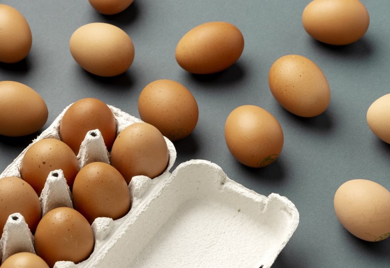 Imagem de https://br.freepik.com/fotos-gratis/caixa-de-ovos-de-angulo-alto-com-ovos_21473666.htm