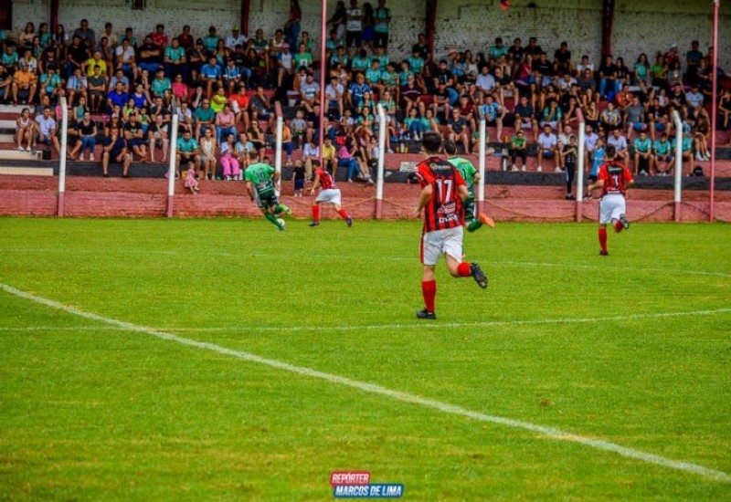Apesar da instabilidade do tempo, bom público assistiu o clássico (Foto: Marcos de Lima/Peperi)