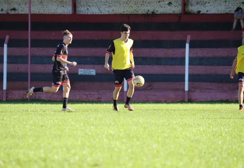 Bruninho e Sba, da nova safra, iniciaram como titulares no primeiro jogo-treino do Guarani (Foto: Guarani/Divulgação)