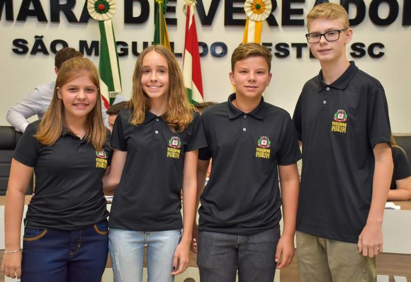 Mesa diretora da Câmara Mirim: da esq. para dir., 1ª secretária Ana Luiza Muller, presidente Raquel Gasperin, vice João Guilherme da Silva e 2º secretário Luiz Henrique Schmitz Lerner