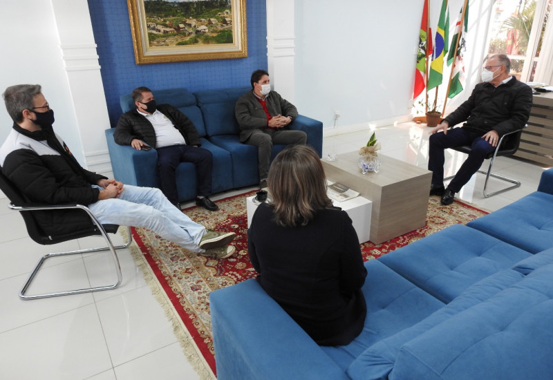Prefeito Wilson Trevisan recebeu o prefeito de Barra do Guarita (RS), Rodrigo Locatelli Tisott, e integrantes da Facisc.