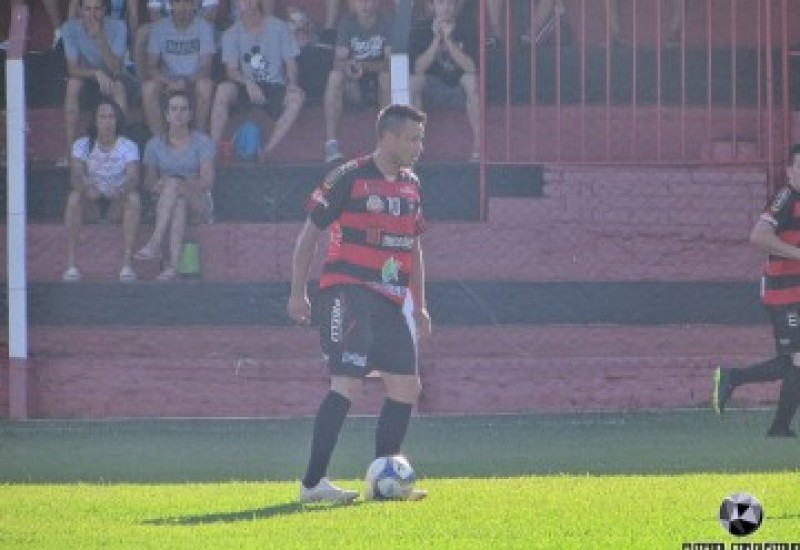 Renatinho é o articulador das jogadas ofensivas do Guarani (Foto: Gustavo Probst)