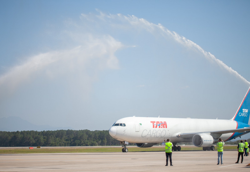 O boeing 747-300F fará voos semanais para o transporte de carga. Foto: Filipe Scotti