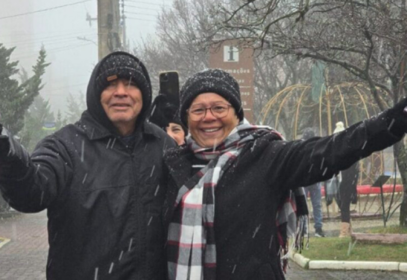 Casal Nazaré Benzaquem e Estônio Benzaquem, de Manaus, se emocionaram ao ver a neve (Foto: Mycchel Legnaghi, Divulgação)