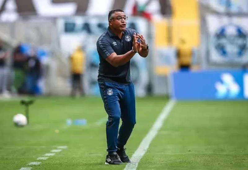 Com o jogo a mil, qual o jogador que vai parar para ver os dedos do técnico (Foto: Lucas Uebel/Grêmio)