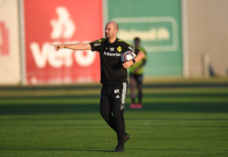 Ramirez ganha o reforço de Saravia, como alternativa no banco