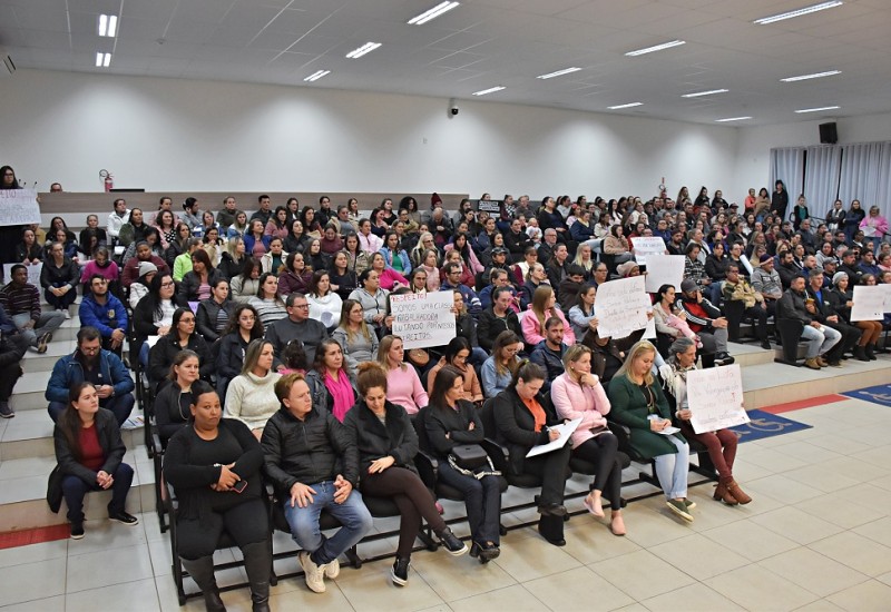 Servidores públicos municipais lotaram plenário da Câmara na sessão desta quinta-feira | Foto: Tiarajú Goldschmidt/Câmara de Vereadores