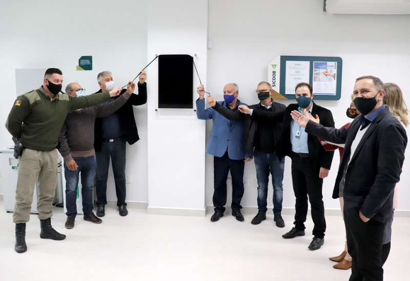 Participaram da abertura da agência autoridades civis, militares e religiosas locais e regionais, associados, imprensa e profissionais da cooperativa. Fotos: Sicoob/Divulgação