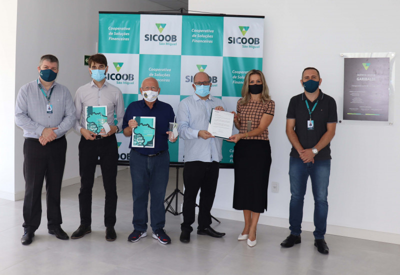 Jorge André Tischer, ger. do Sicoob/Garibaldi, Rangel Carissimi, diretor administrativo,  Adorino Martinazzo, pres. do Hosp. São Pedro, Jaime Kurmann, diretor geral, Marisa Cislaghi, dir. executiva do Sicoob, Thiago Welchen, ger. regional do Sicoob.