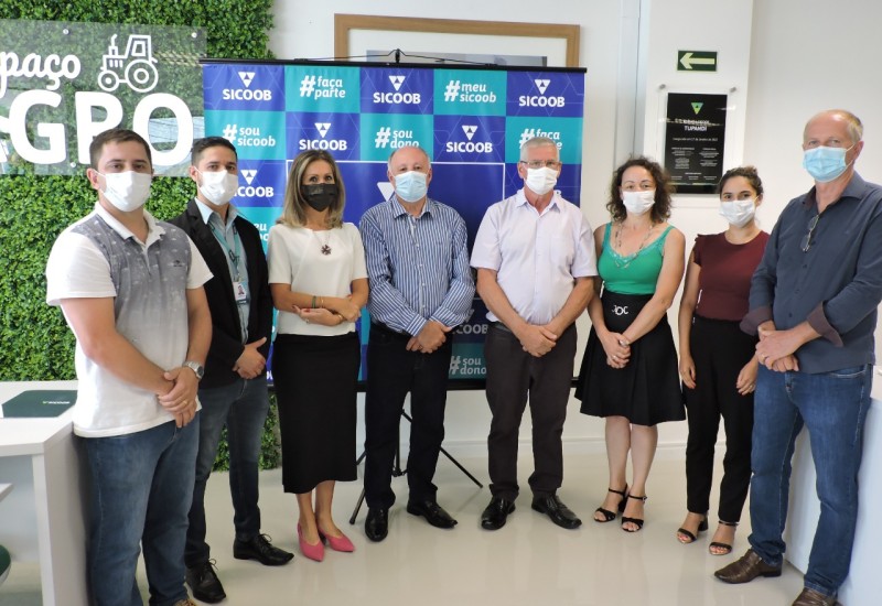 Participaram da inauguração da agência em Tupandi autoridades civis, militares e religiosas locais e regionais, associados, imprensa e profissionais da cooperativa. Foto: Sicoob/Divulgação