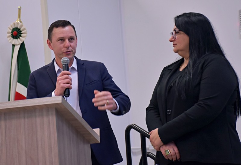 Claudimar e Janete Bortolin receberam moção de aplauso ao lado de colaboradores da empresa | Fotos: Tiarajú Goldschmidt/Câmara de Vereadores