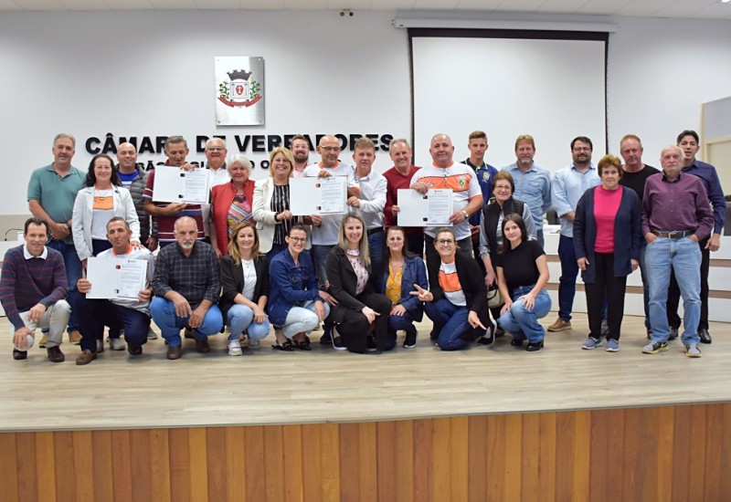 Homenagem foi entregue na presença da comunidade do Pérola | Foto: Tiarajú Goldschmidt/Câmara de Vereadores