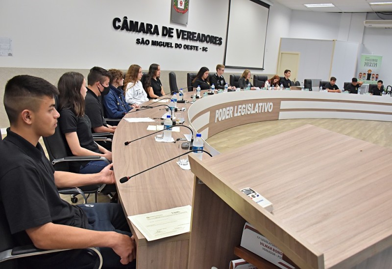 Vereadores mirins da atual legislatura em sessão ordinária | Foto: Ângela Fávero/Câmara de Vereadores