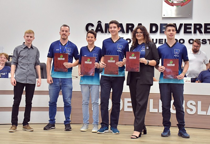 Luiz Felipe entregou cópia da moção aos homenageados | Foto: Tiarajú Goldschmidt/Câmara de Vereadores