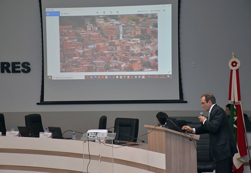 Promotor Maycon Hammes apresentou possíveis incompatibilidades em leis municipais com lei estadual e lei federal | Foto: Tiarajú Goldschmidt/Câmara de Vereadores