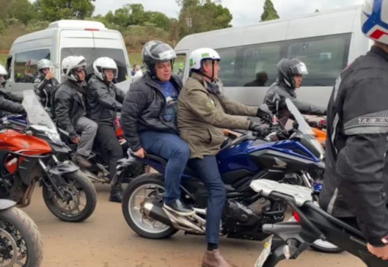 João Rodrigues na garupa de Bolsonaro na motociata de Chapecó (Foto: William Ricardo)