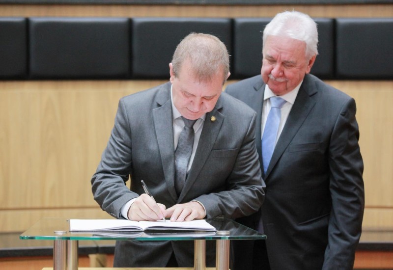 Os deputados Moacir Sopelsa e Mauricio Eskudlark, durante sessão na Assembleia Legislativa