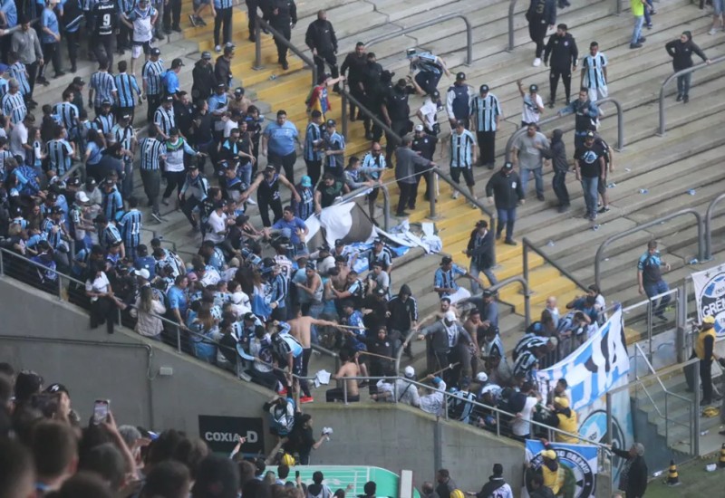 Briga da torcida do Grêmio na Arena — Foto: João Victor Teixeira