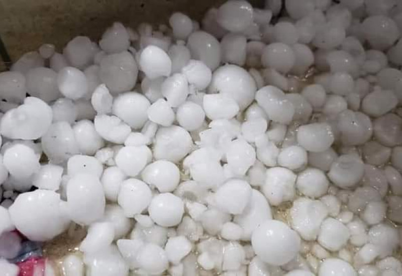 Chuva de granizo foi registrado no município de Três de Maio, no RS, na noite de segunda-feira (26)