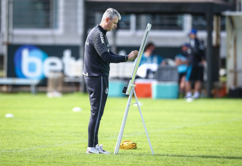 Tiago Nunes em treino do Grêmio — Foto: Lucas Uebel/Grêmio