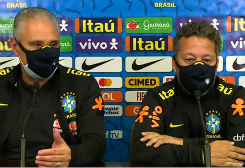 Tite e o auxiliar Cléber Xavier, em entrevista coletiva nesta segunda-feira — Foto: Reprodução / CBF TV