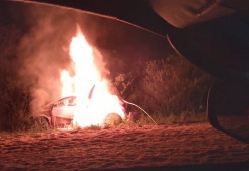Vítimas morreram queimadas após ter o carro atingido por carreta