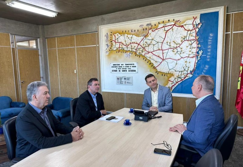 A reunião contou com o vereador, Carlos Agostini, o deputado federal, Valdir Cobalchini, o superintendente do DNIT, Alysson Rodrigo de Andrade, e o prefeito Wilson Trevisan