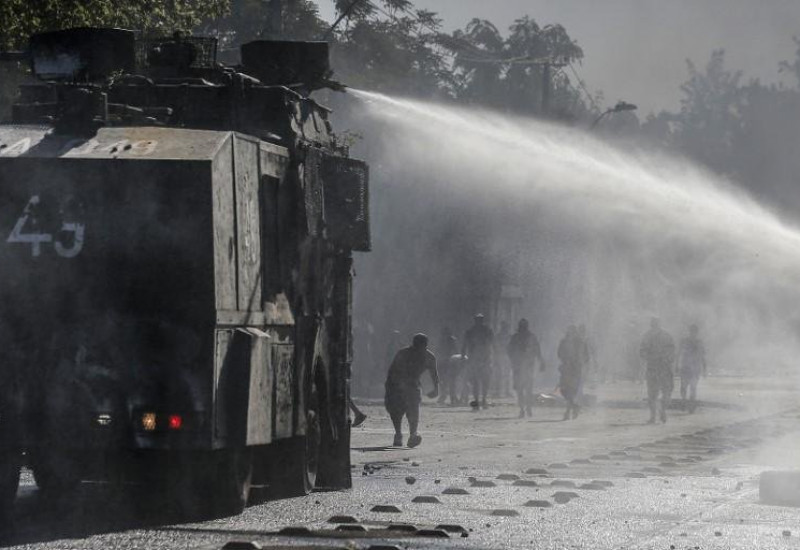 Blindados foram usados para afastar os manifestantes do Estádio Nacional no Chile, onde o Inter joga na terça-feira contra o Universidad de Chile, pela pré-Libertadores | Foto: Javier Torres / AFP / CP
