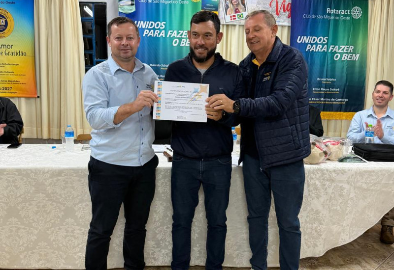Momento em que o vereador Bufo foi homenageado pelo Rotary
