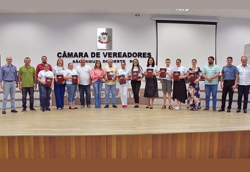 Vereadores entregaram moção de aplauso a membros da Associação de Pais e Amigos de Autistas | Foto: Tiarajú Goldschmidt/Câmara de Vereadores