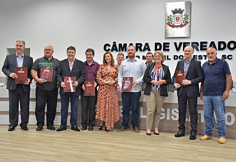Moção de aplauso foi entregue pelos vereadores a médicos presentes à sessão | Foto: Tiarajú Goldschmidt/Câmara de Vereadores