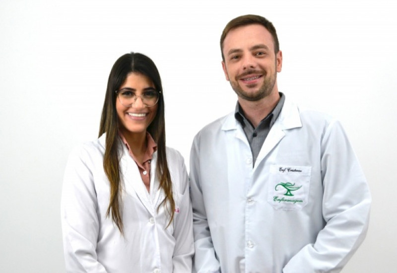 Médica do Pronto Socorro, Alexania Nicolodi, e o gerente de enfermagem, enfermeiro Cristiano Alba / Foto: Ascom 