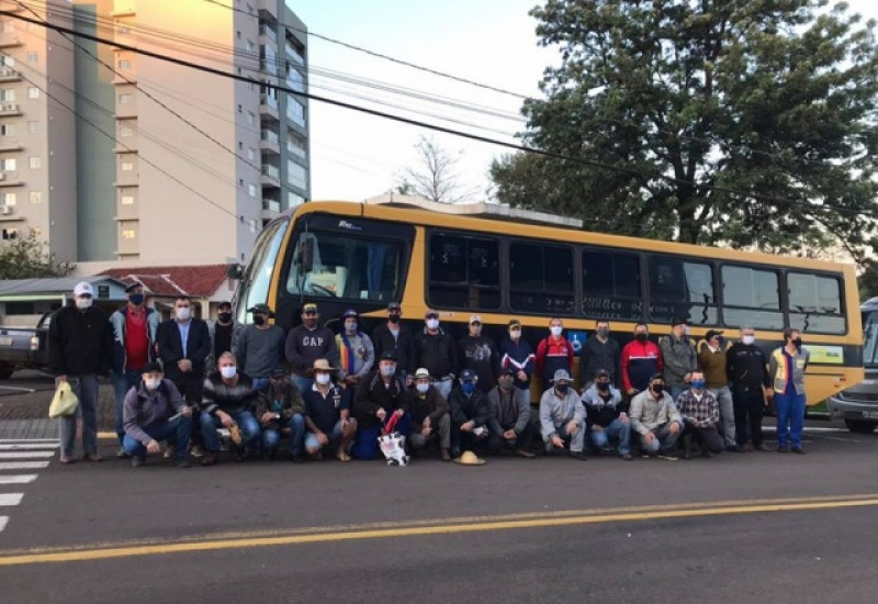 Desde sexta-feira (12) que voluntários de Guaraciaba trabalham na reconstrução das cidades de Belmonte e Descanso