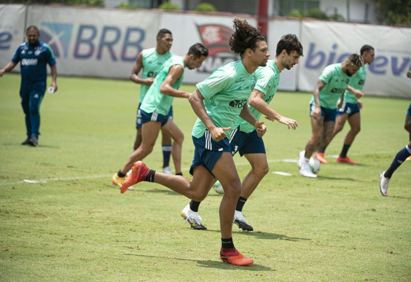 O volante/zagueiro fraturou o dedo quando estava no banheiro