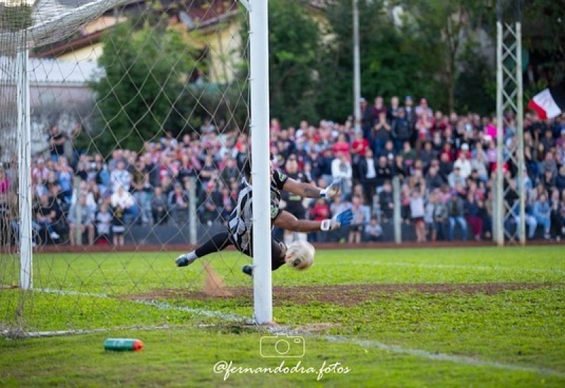 Silva foi o herói do título com três defesas nos pênaltis