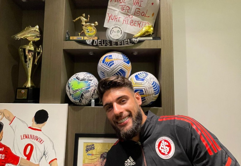 Yuri Alberto levou para casa as bolas dos jogos em que marcou três gols — Foto: Arquivo Pessoal